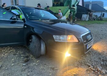 FOTO Un ”englez” din Volovăț a fost amendat cu 11.000 lei și a rămas pieton pentru 270 de zile, după ce s-a luat la întrecere cu polițiștii. Oamenii legii l-au oprit după declanșarea dispozitivului ”Spike”