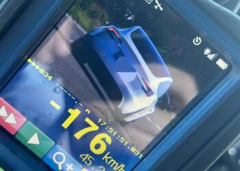 FOTO Un sucevean de 57 de ani a încercat să decoleze cu o Tesla pe raza localității Vorona. Individul gonea cu 176 km/h