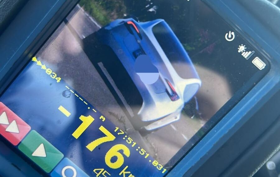 FOTO Un sucevean de 57 de ani a încercat să decoleze cu o Tesla pe raza localității Vorona. Individul gonea cu 176 km/h