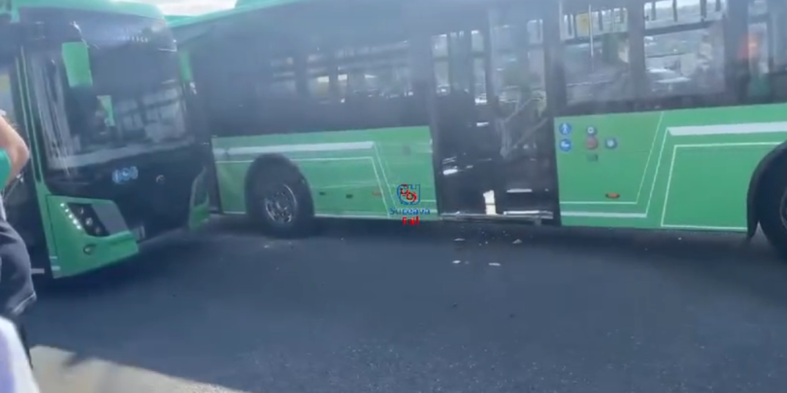 VIDEO Cum s-a produs accidentul rutier între două autobuze TPL, în sensul giratoriu de la Bazar. Două adolescente au ajuns la spital