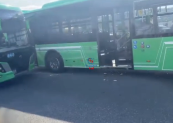 VIDEO Cum s-a produs accidentul rutier între două autobuze TPL, în sensul giratoriu de la Bazar. Două adolescente au ajuns la spital