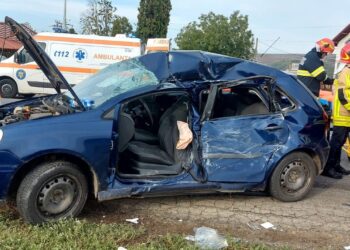 FOTO Accident între un autobuz și un autoturism pe raza localității Pătrăuți. O femeie și doi copii au fost răniți și transportați la spital