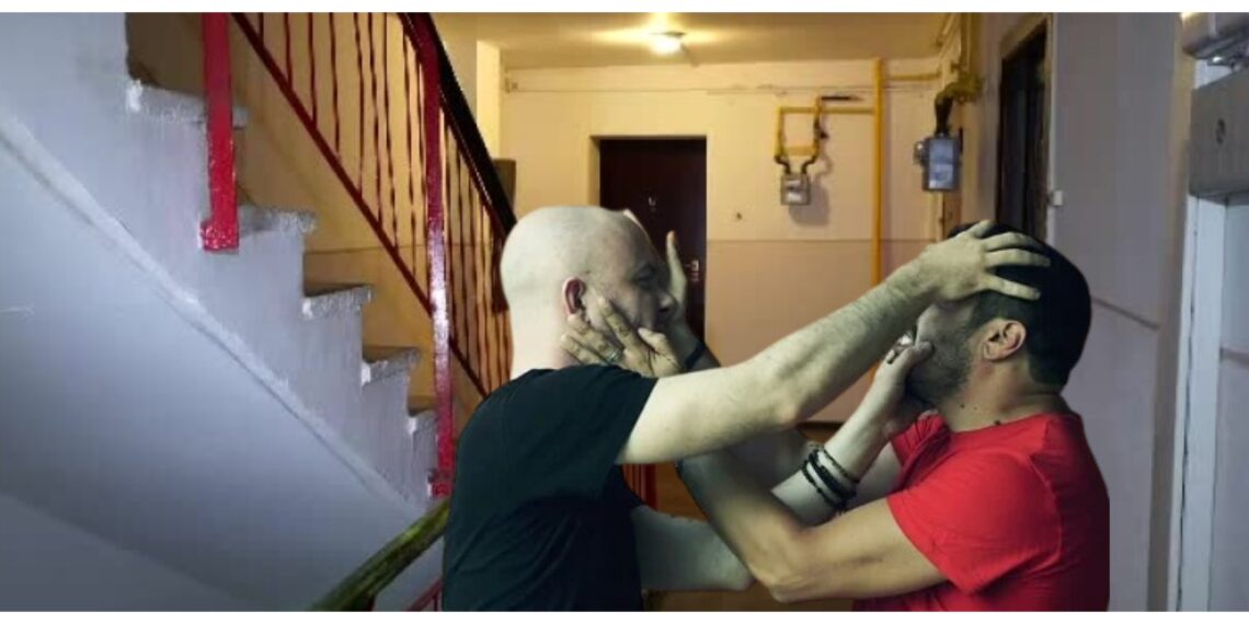 Un tânăr a fost bătut pentru că a încurcat siguranțele de la tabloul electric și a oprit curentul la apartamentul unui vecin