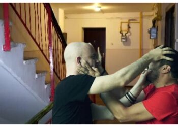Un tânăr a fost bătut pentru că a încurcat siguranțele de la tabloul electric și a oprit curentul la apartamentul unui vecin
