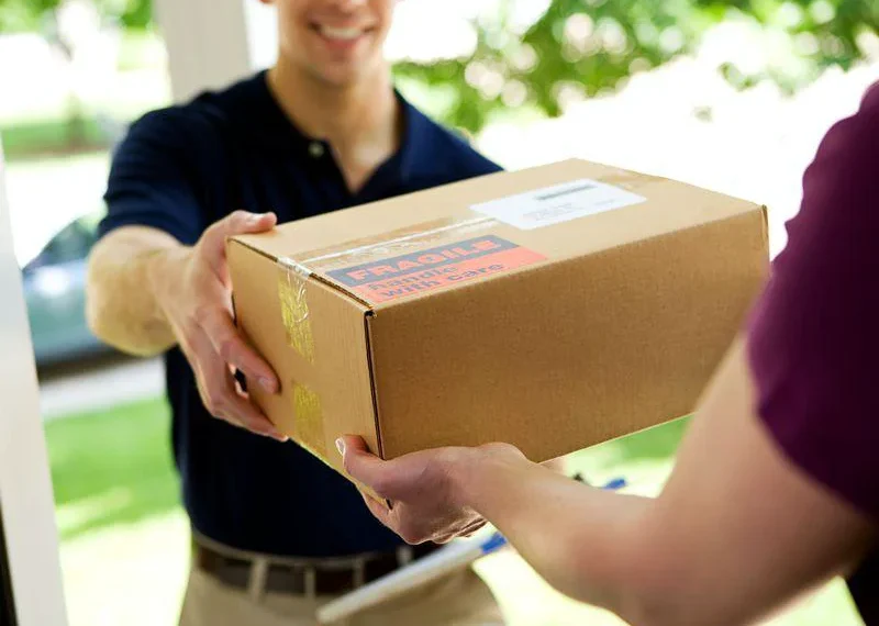 Încă un sucevean înșelat pe OLX. A plătit 1.800 de lei pentru un telefon, dar a primit crengi și pietre