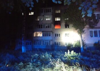 FOTO Panică într-un bloc din Fălticeni. 30 de persoane au ieșit din locuințe, după izbucnirea unui incendiu la un apartament din cauza unui bărbat ce a adormit cu țigara în mână