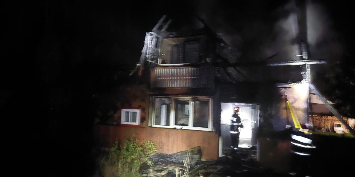 VIDEO Un individ din Frasin și-a incendiat casa în care locuia, supărat că s-a certat cu un unchi și cu mama sa, plecată la muncă în Franța