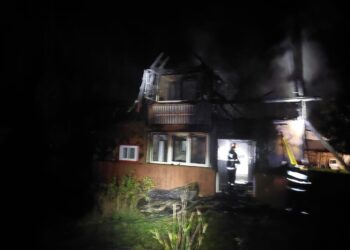 VIDEO Un individ din Frasin și-a incendiat casa în care locuia, supărat că s-a certat cu un unchi și cu mama sa, plecată la muncă în Franța