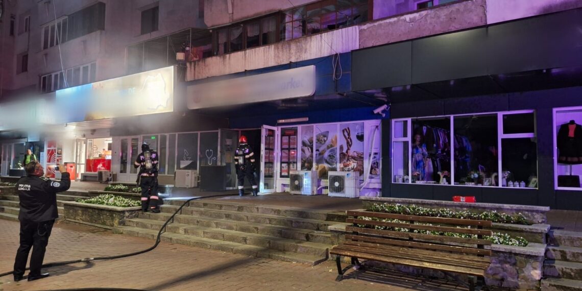FOTO Incendiu izbucnit la magazinul Unicarm din zona Mărășești, la miezul nopții. Pompierii au intervenit cu trei autospeciale de stingere