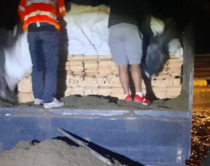 FOTO Polițiștii suceveni i-au încurcat socotelile unui botoșănean care transporta ilegal material lemnos. Cheresteaua era acoperită cu nisip