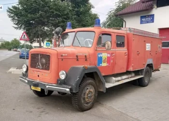 Un bărbat a furat mașina pompierilor voluntari din Frătăuții Vechi, fabricată în 1976, și a abandonat-o pentru că nu a reușit să-i oprească semnalele acustice