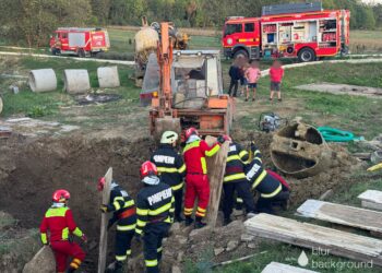 VIDEO Un bărbat din Adâncata a murit îngropat de viu în timp ce săpa o fântână în propria curte. Trupul acestuia a fost găsit abia după aproape 10 ore de săpături