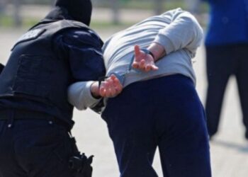 Un individ din Iaslovăț, urmărit internațional, reținut și arestat provizoriu în Suceava pe baza unui mandat european emis de autoritățile judiciare din Austria pentru trafic de persoane