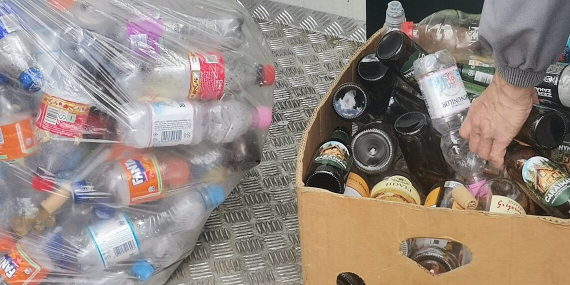 Hoții au furat doi saci cu sticle reciclabile și un sac cu haine dintr-o curte din Rădăuți