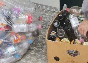 Hoții au furat doi saci cu sticle reciclabile și un sac cu haine dintr-o curte din Rădăuți