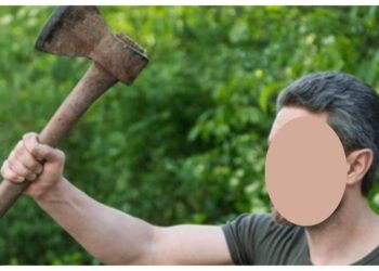 Un dezaxat bețiv din zona Mălini, care și-a terorizat copiii bătându-i cu toporul și biciul și amenințându-i cu decapitarea și spânzurarea, a primit puțin peste 4 ani de închisoare. Micuții au ajuns în grija monstrului după ce mama lor a murit într-un accident rutier