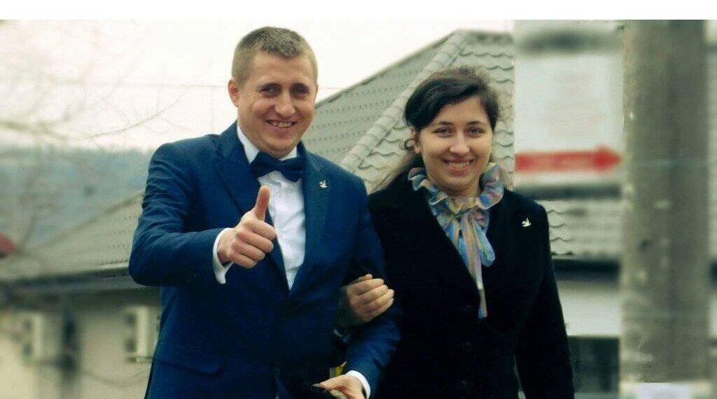 12 ani de închisoare pentru ieșeanul care și-a înjunghiat soția, medic rezident la SJU Suceava, într-un apartament din cartierul George Enescu, în fața copiilor. Individul trebuie să-i plătească victimei daune de 204.500 de lei