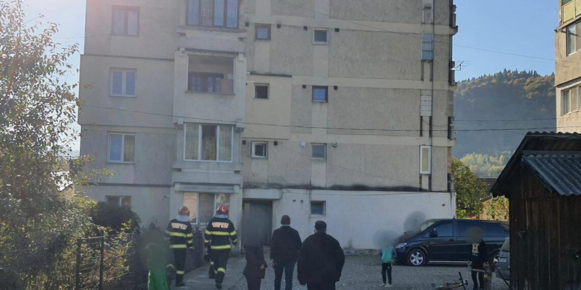 FOTO Explozie în apartamentul unui bloc din Molid. Cele două persoane aflate în interior au scăpat tefere