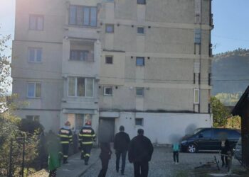 FOTO Explozie în apartamentul unui bloc din Molid. Cele două persoane aflate în interior au scăpat tefere
