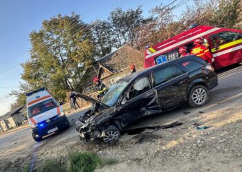 FOTO Un autoturism s-a izbit într-un podeț la ieșire din Fălticeni spre Șoldănești. În exteriorul mașinii a fost găsit un bărbat în stare de inconștiență
