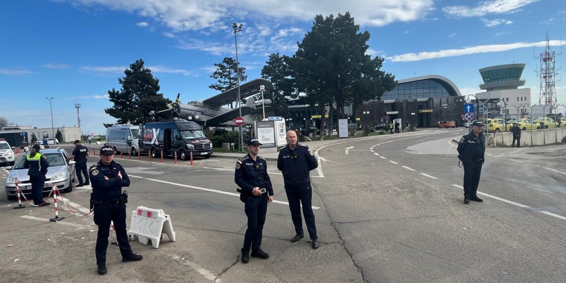 FOTO Acțiune de amploare a polițiștilor de la Transporturi: 380 de persoane legitimate, 56 de sancțiuni, două societăți suspendate și un cetățean cu ședere ilegală depistat la un hotel din Burdujeni