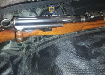 FOTO Un bărbat din Frasin a fost săltat de polițiști pentru că deținea ilegal o armă letală în locuință. Individul a fost reținut pentru 24 de ore
