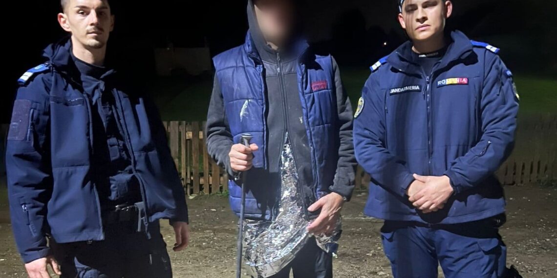 VIDEO După aproape 3 ore de căutări, jandarmii au salvat un bărbat rătăcit într-o pădure din zona Cantonului Silvic Pârâul Negru