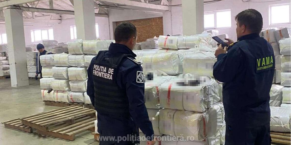 FOTO Trei camioane ucrainene încărcate cu ciorapi și alte articole vestimentare contrafăcute în valoare de peste 2.000.000 de euro au fost descoperite în PTF Siret
