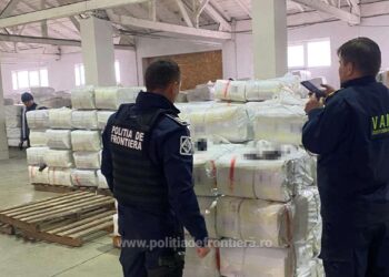FOTO Trei camioane ucrainene încărcate cu ciorapi și alte articole vestimentare contrafăcute în valoare de peste 2.000.000 de euro au fost descoperite în PTF Siret