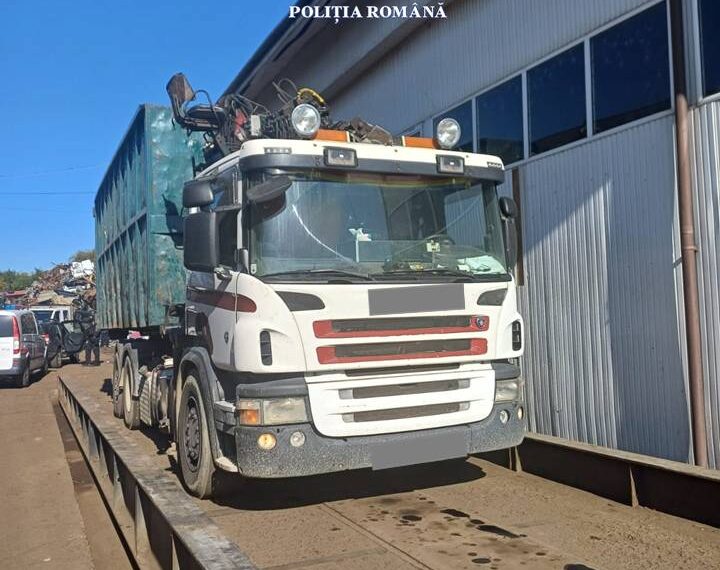 FOTO Trei suceveni au fost reținuți după ce au fost prinși în flagrant încercând să fure aproape șapte tone de șine de cale ferată