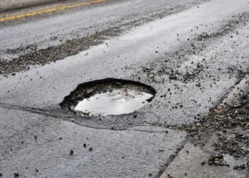 Un angajat de la ACET a ajuns la spital, după ce s-a accidentat într-o groapă acoperită cu apă, formată în asfalt. Bărbatul tocmai terminase programul de muncă