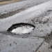 Un angajat de la ACET a ajuns la spital, după ce s-a accidentat într-o groapă acoperită cu apă, formată în asfalt. Bărbatul tocmai terminase programul de muncă