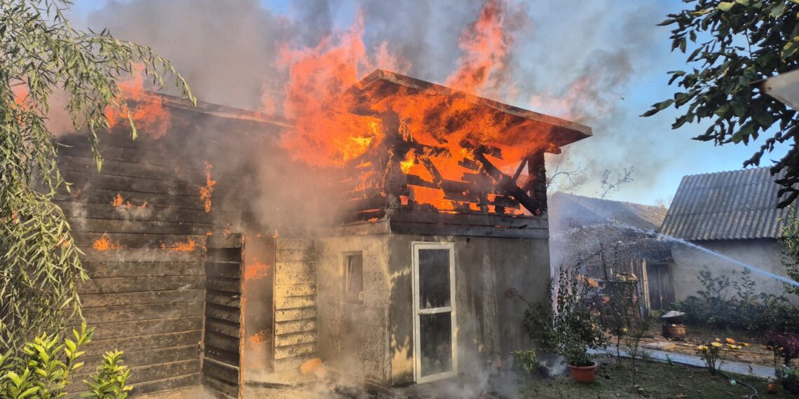 FOTO Pompierii militari din Siret au intervenit la un incendiu în localitatea botoșăneană Mihăileni. Proprietarul a încercat să igienizeze adăpostul de păsări cu un arzător cu gaz