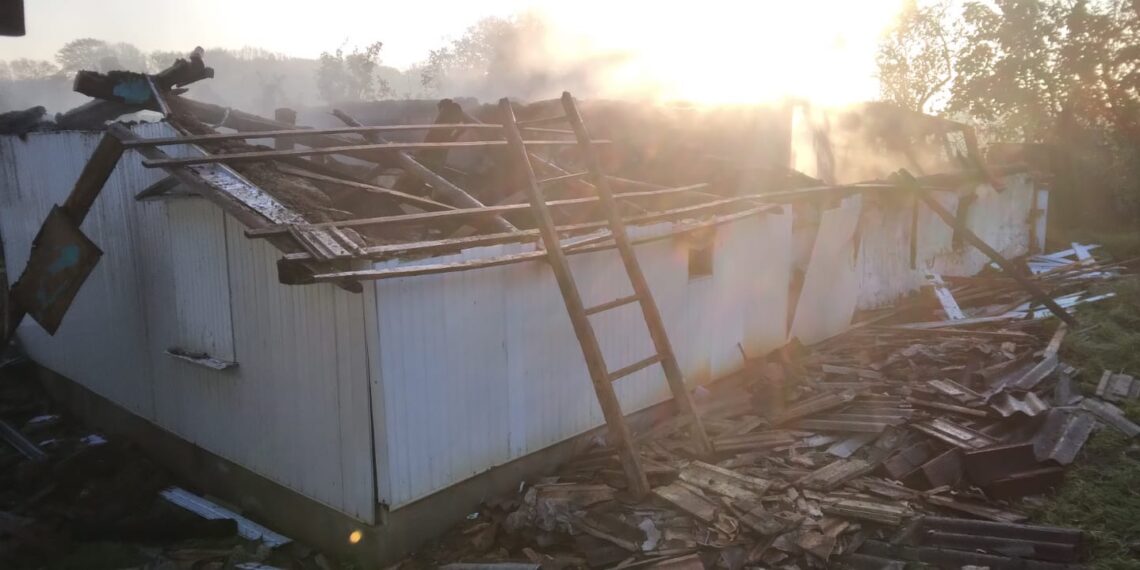 FOTO Incendiu la o casă din Dolhasca, din cauza coșului de fum deteriorat. Un bărbat de 42 de ani a fost găsit decedat în imobil