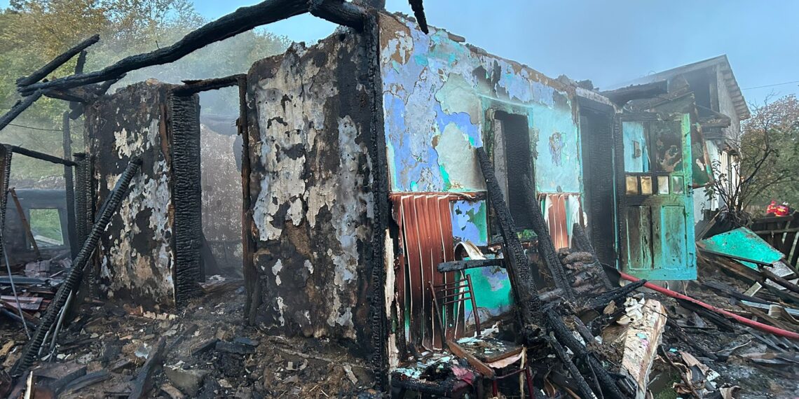 FOTO Incendiu la o casă din Dolhasca, din cauza coșului de fum deteriorat. Un bărbat de 42 de ani a fost găsit decedat în imobil