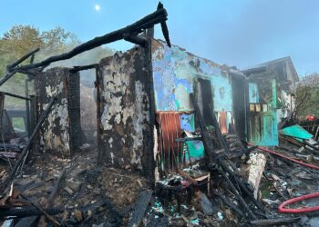 FOTO Incendiu la o casă din Dolhasca, din cauza coșului de fum deteriorat. Un bărbat de 42 de ani a fost găsit decedat în imobil