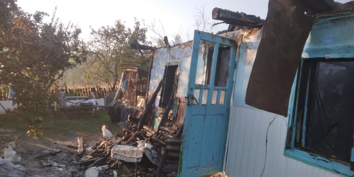 FOTO Incendiu la o casă din Dolhasca, din cauza coșului de fum deteriorat. Un bărbat de 42 de ani a fost găsit decedat în imobil