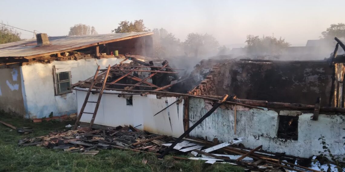 FOTO Incendiu la o casă din Dolhasca, din cauza coșului de fum deteriorat. Un bărbat de 42 de ani a fost găsit decedat în imobil