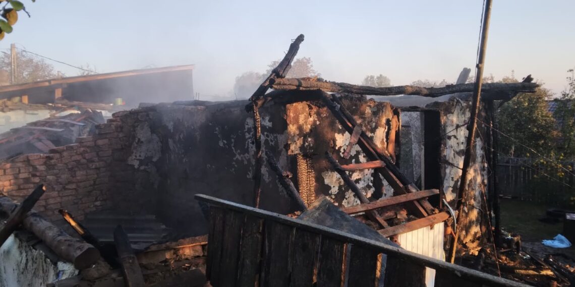 FOTO Incendiu la o casă din Dolhasca, din cauza coșului de fum deteriorat. Un bărbat de 42 de ani a fost găsit decedat în imobil