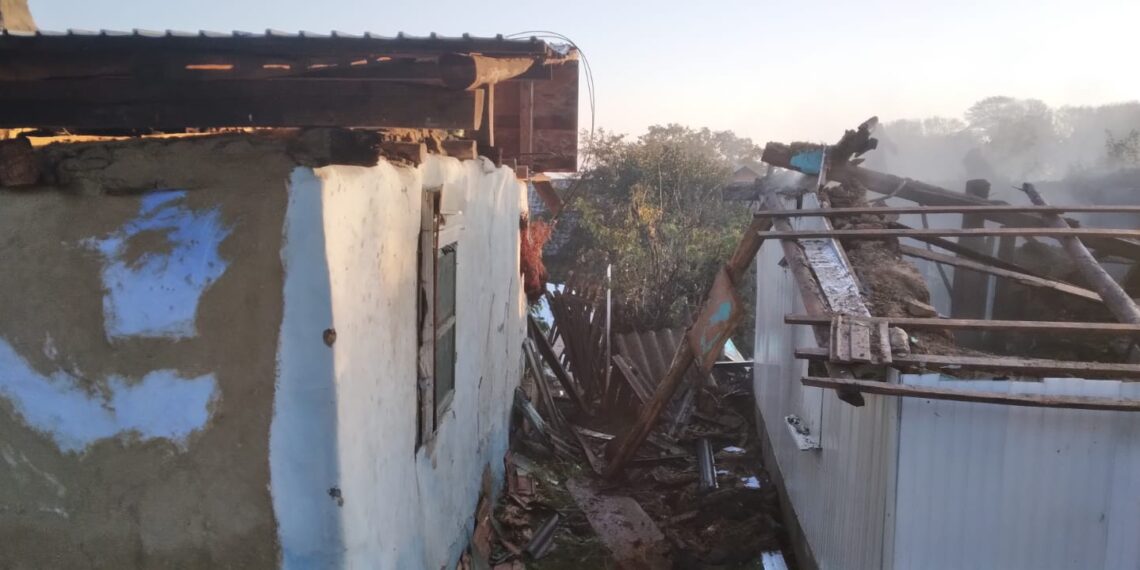 FOTO Incendiu la o casă din Dolhasca, din cauza coșului de fum deteriorat. Un bărbat de 42 de ani a fost găsit decedat în imobil