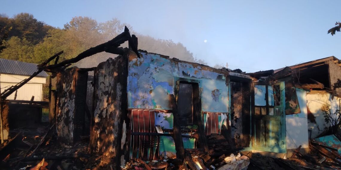 FOTO Incendiu la o casă din Dolhasca, din cauza coșului de fum deteriorat. Un bărbat de 42 de ani a fost găsit decedat în imobil