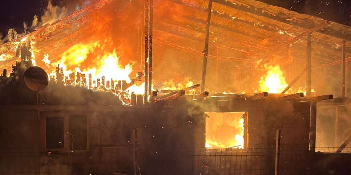FOTO O casă din Șcheia s-a făcut scrum din cauza unui cablu electric suprasolicitat. Incendiul a izbucnit la 3 dimineața