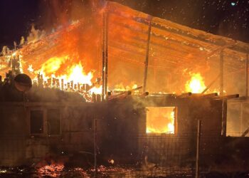 FOTO O casă din Șcheia s-a făcut scrum din cauza unui cablu electric suprasolicitat. Incendiul a izbucnit la 3 dimineața