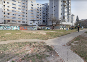 Un tânăr care a tâlhărit doi minori de 13 și 14 ani în parcul ”Bebelușul” din Suceava a fost condamnat la doi ani și opt luni de închisoare. Individul i-a buzunărit, le-a luat 80 de bani și le-a spus că le va tăia gâtul mamelor lor dacă nu primește banii și telefoanele minorilor