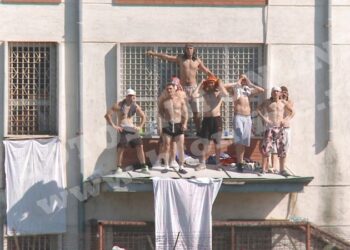 Doi indivizi și-au aflat pedepsele pentru revolta din 2016, inițiată în Penitenciarul Botoșani. Zeci de persoane s-au cocoțat pe clădirea Penitenciarului, unul dintre inculpați a lovit un gardian și celălalt și-a incendiat salteaua în celulă: ”Cine intră în cameră va fi tăiat!”
