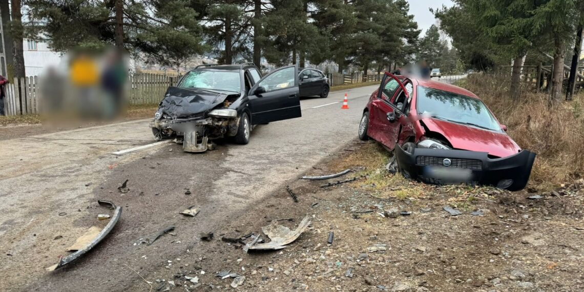 FOTO Accident rutier pe raza localității Neagra Șarului. Un bărbat în stare de inconștiență și o tânără au fost transportați la spital