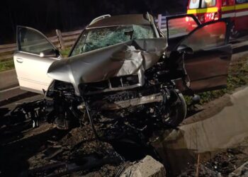 VIDEO Șofer începător, aproape de a provoca o tragedie după ce s-a izbit de un capăt de pod în Falcău. Șase tineri au ajuns la spital