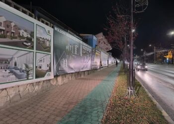 FOTO Noua conducere a Primăriei Suceava a curățat zidul Stadionului Areni, îndepărtând 24 de reclame amplasate ilegal