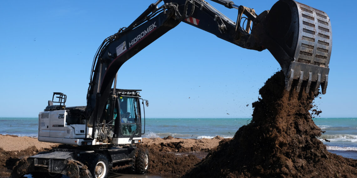 Grav accident de muncă pe șantierul Centrului Cultural Liteni. Operatorul unui excavator a murit după ce a fost prins între cupa utilajului și bena unei autoutilitare