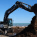 Grav accident de muncă pe șantierul Centrului Cultural Liteni. Operatorul unui excavator a murit după ce a fost prins între cupa utilajului și bena unei autoutilitare